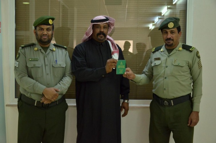 الجوازات تصدر اول جواز سفر سعودي للمواطنين في املج