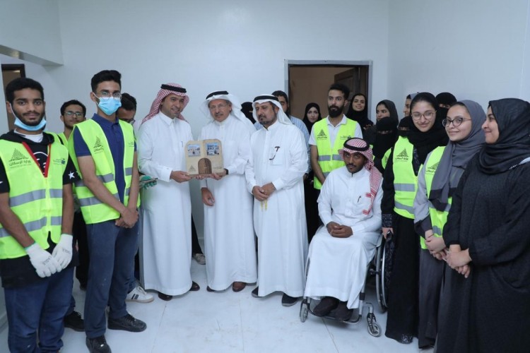 وزير الإسكان يزور أحد منازل ترميم ويثمن دور المتطوعين والمتطوعات ويطلع على مراحل الترميم