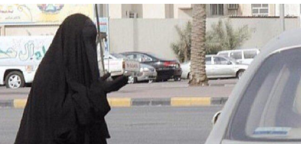 تصرفات غريبة لامرأة متسوّلة في تبوك تكشف عن مفاجأة!