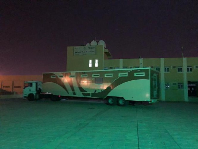 عربة قياس للاختبارات المحوسبة تصل الحائط