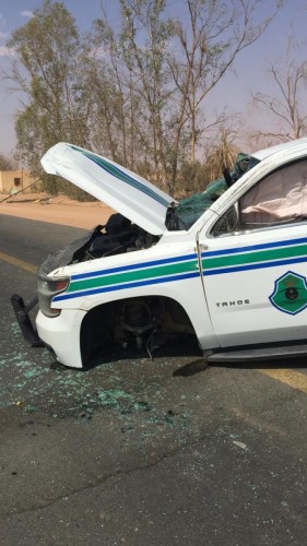 تعطل سيارة أحد سالكي الطريق تتسبب بانقلاب دورية أمن الطرق