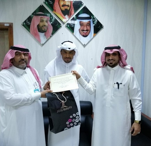 بالصور .. مدير مستشفى أحد المسارحة يكرم المدراء المناوبين