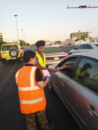 الدفاع المدني يشارك المتطوعين بمدينة تبوك توزيع وجبات الإفطار على الصائمين