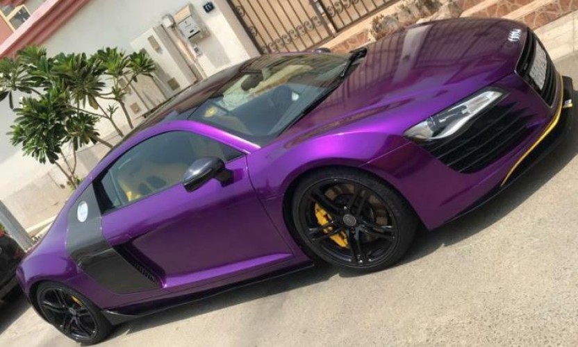 بالفيديو : مجهول يتنكر بارتداء “العباءة والنقاب” ويشعل النار في سيارة فارهة بجدة ويلوذ بالفرار!