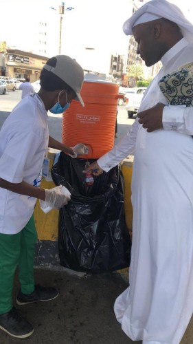 طلاب ثانوية الملك فهد بمكة يقيمون مبادرة “توت الجمعة” لسقيا ضيوف الرحمن