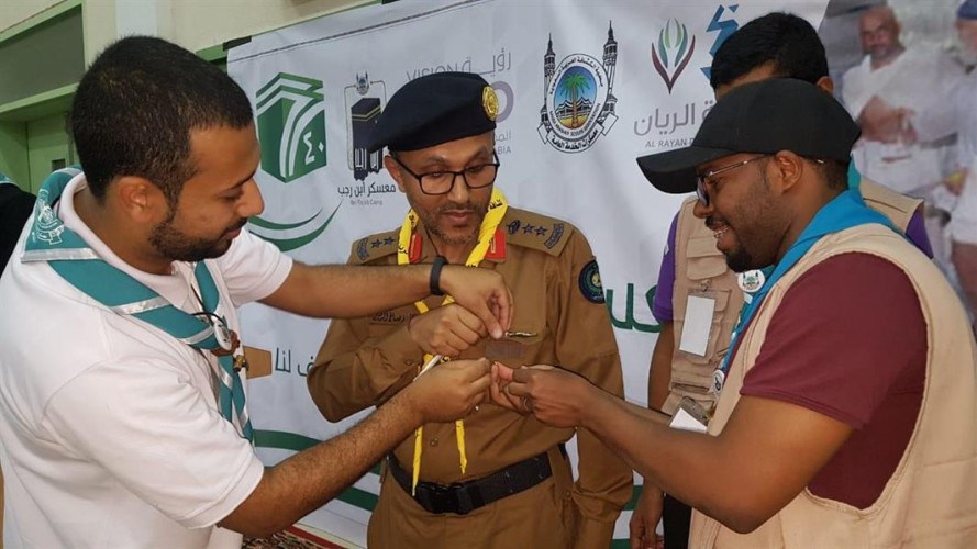 بالصور..تكريم عقيد بالدفاع المدني وابنه المشارك في كشافة الرياض