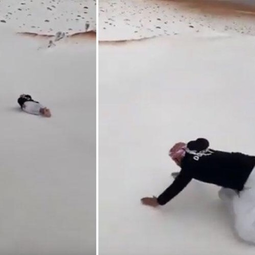 شاهد .. فرحة مواطن بالثلوج التي سقطت على أنحاء من منطقة حائل