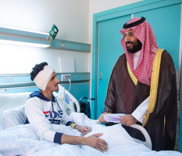 بالصور.. ولي العهد يطمئن على حالة مصابي الحد الجنوبي