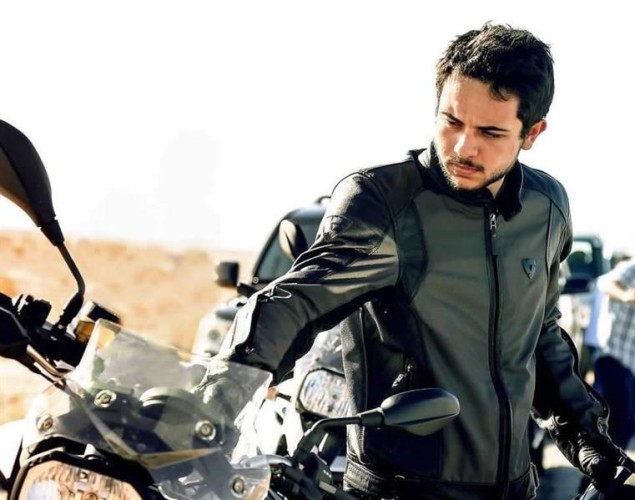 ولي العهد الأردني يصل إلى “تبوك” مستقلاً دراجته النارية (فيديو)