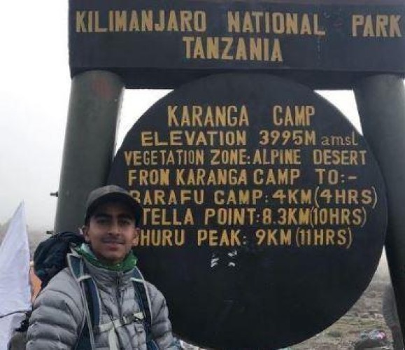 طالب سعودي يصعد قمة أعلى جبل في أفريقيا.. ويكشف عن حلمه القادم (صور)