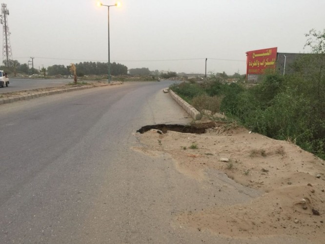 أهالي بيش يناشدون المسؤولين بصيانة عاجلة للطرق المتضررة من الأمطار