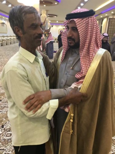 بالصور.. أسرة بحائل تقيم حفل وادع لعاملها الهندي.. وكفيله يتعهد بإرسال مكافأة شهرية له طوال حياته