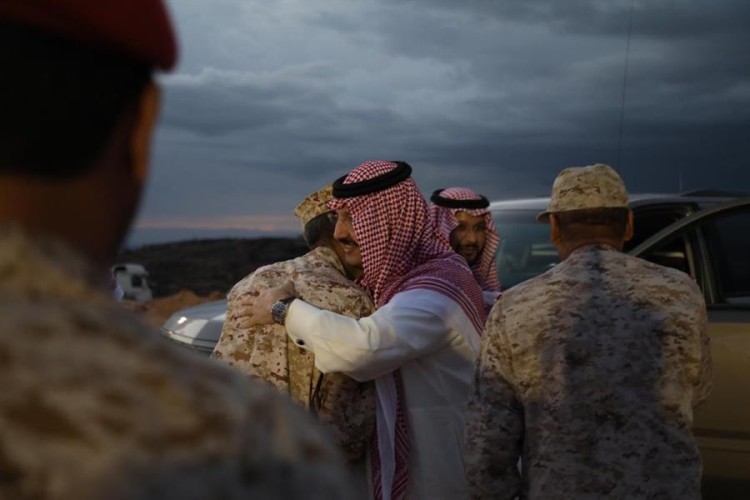 صور.. أمير عسير يزور المرابطين بالحد الجنوبي ويتناول معهم الإفطار