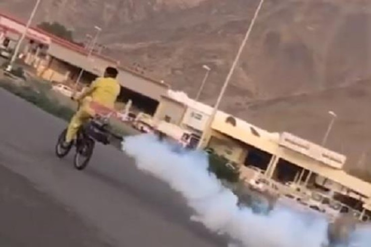 فيديو لعامل بلدية يرش المبيد راكباً دراجة يثير التساؤلات.. “وبلدية بدر” تُعلّق