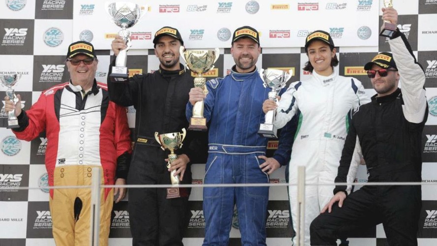 بالصور.. سائقة سعودية تحصل على المركزين الثاني والثالث في سباقين للسيارات بأبوظبي