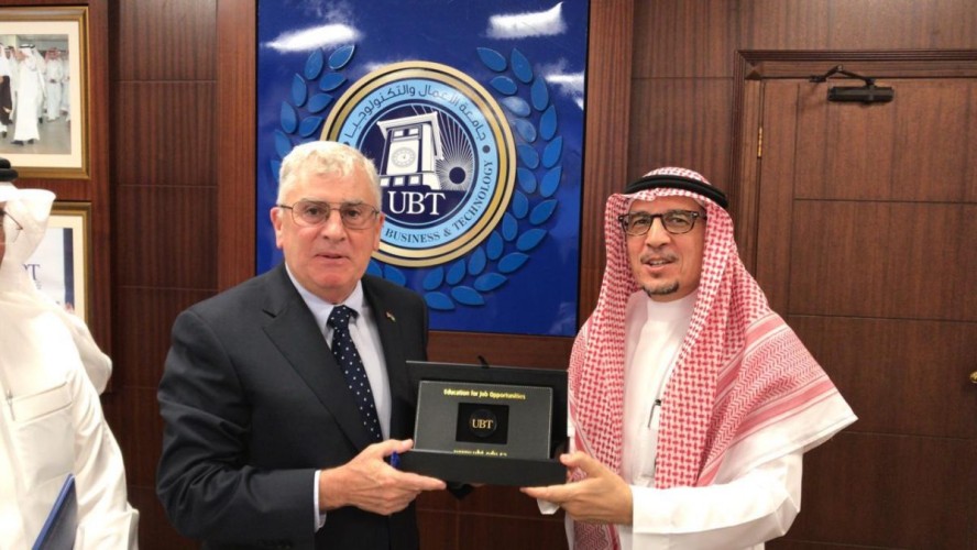 السفير الامريكي يزور اول جامعة سعودية