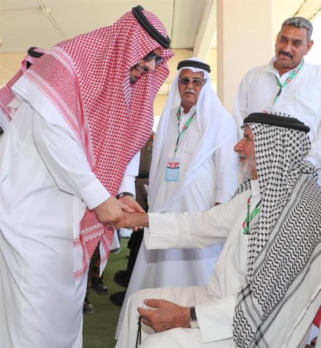 أمير الحدود الشمالية يستقبل طلائع الحجاج العراقيين القادمين عبر منفذ “عرعر” (فيديو وصور)