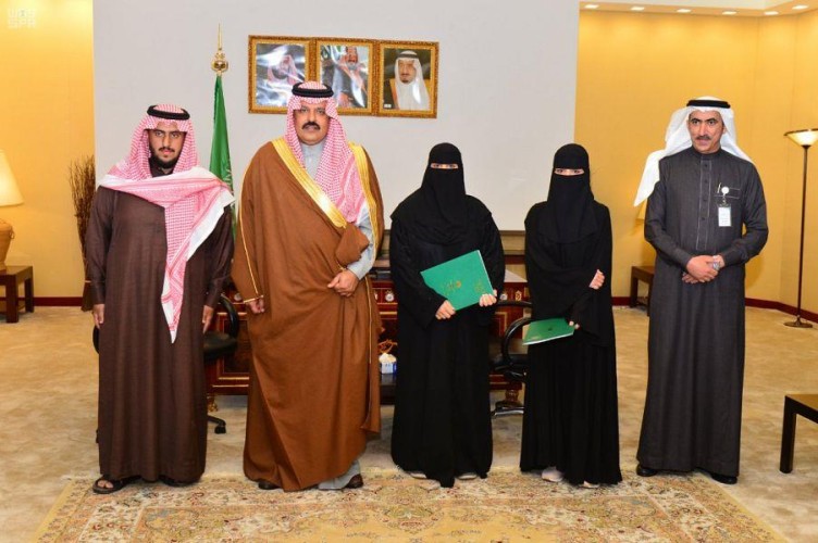 أمير حائل يكرّم ممرضتين وطالب طب لمساهمتهم في إسعاف مصاب بحادث مروري( صور )