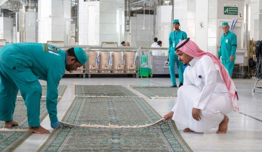 صور.. شؤون الحرمين تستبدل جميع سجاد المسجد الحرام وساحاته وتضع سجاداً جديداً