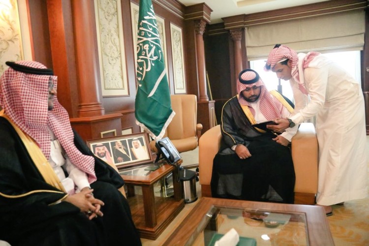 أمير منطقة جازان بالنيابة يستقبل مدير تعليم صبيا