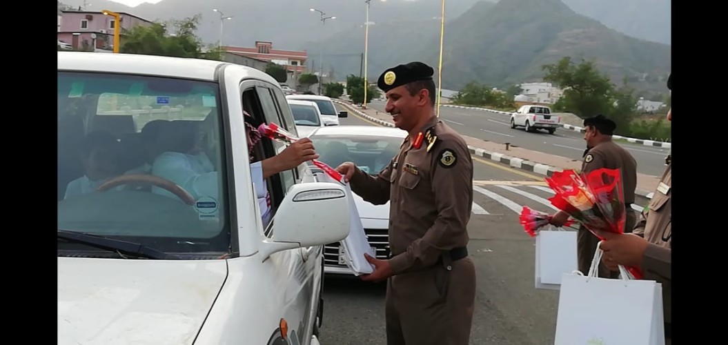 استقبال طلاب مدارس رجال ألمع بالورود وتوزيع الهدايا على 500 طالب وطالبة