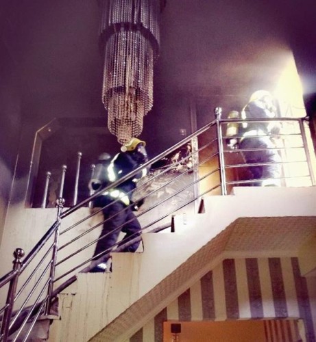 بالصور..حريق في عمارة سكنية يحتجز 3 أشخاص بالمدينة