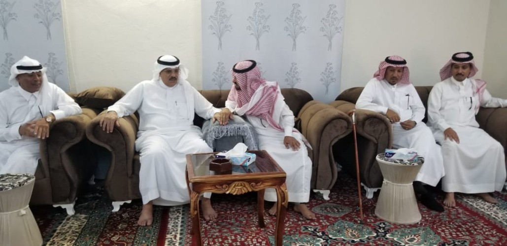 محافظ املج يطمئن على صحة الشيخ ضيف الله الفايدي