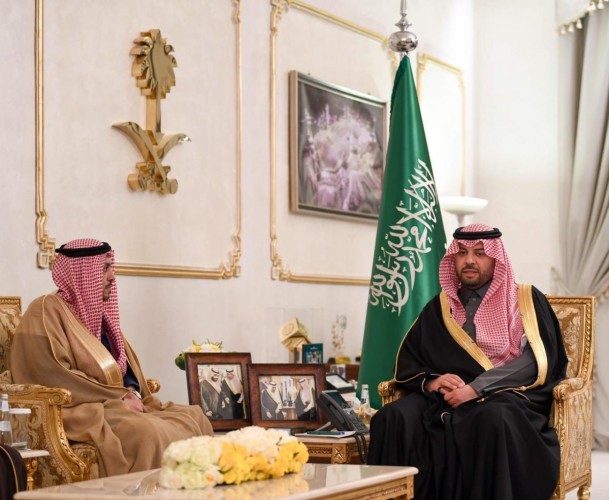 أمير الحدود الشمالية يستقبل أمين المنطقة ورؤساء البلديات في المحافظات