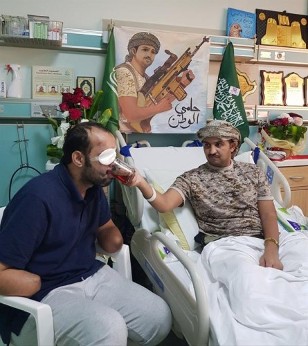 صورة لافتة.. مقاتـل بالحد الجنوبي فقد قدميه يسقي بيده آخر فقد ذراعيه