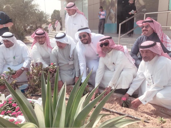 مدير بريد الاحساء يفعل عملية التشجير في أسبوع البئية بغرس مداخل وساحات البريد