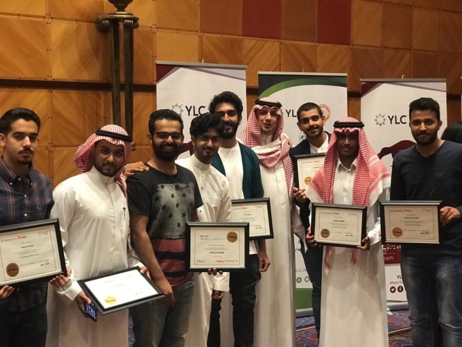 عميد شؤون الطلاب في جامعة الأعمال والتكنولوجيا يشارك أبناءه الطلاب والطالبات تخرجهم