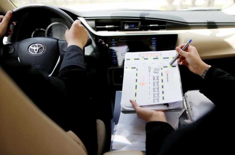 سماسرة يزعمون إصدار رخص القيادة دون حضور.. ورئيس لجنة بالمرور: جريمة تعاقب عليها الأنظمة