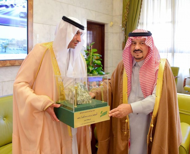 أمير الرياض يستقبل الرئيس التنفيذي للشركة السعودية للقفز المظلي