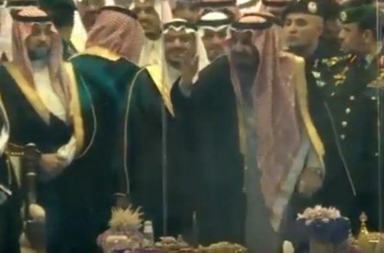 شاهد.. خادم الحرمين يشارك في أداء العرضة السعودية