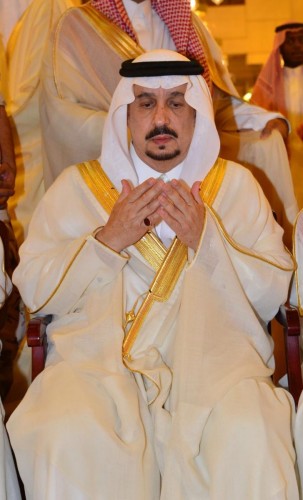 أمير منطقة ⁧‫الرياض‬⁩ يؤدي صلاة ⁧‫العيد‬⁩ مع جموع المصلين في جامع الإمام تركي بن عبدالله بالرياض .