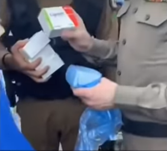 بالفيديو.. صيدلية بالرياض تبيع حبوباً مهبطة للنساء والمراهقين.. والشرطة تداهمها