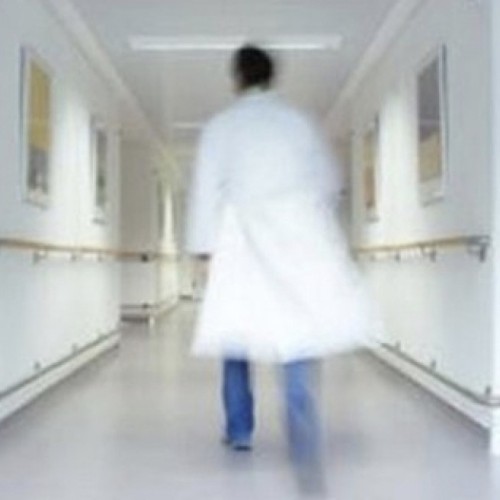 مواطن يتهم طبيباً بالتسبب في وفاة طفله بـ«جازان».. و«الصحة» تحقق