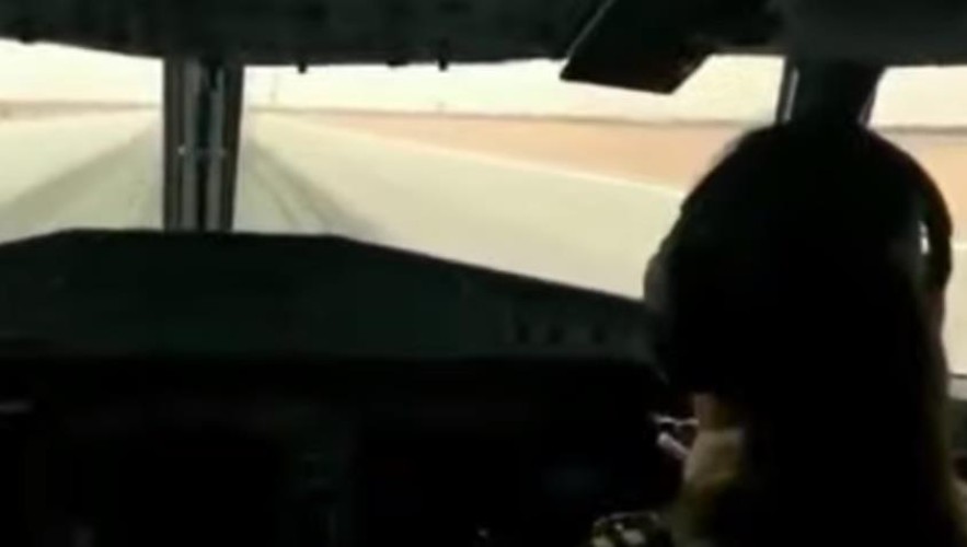 بالفيديو.. مطار حائل يشهد وصول أول رحلة طيران بقيادة مساعدة طيار سعودية