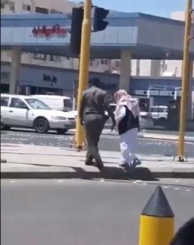 شاهد.. رجل أمن يترجل من دورية أمنية لمساعدة مسن على عبور طريق في المدينة المنورة
