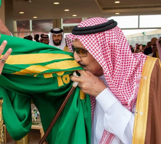 فيديو.. خادم الحرمين يقبّل العلم ويشارك في أداء العرضة بمهرجان الملك عبدالعزيز للإبل