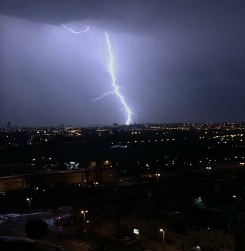 فيديو متداول.. صاعقة رعدية قوية تضرب الدمام