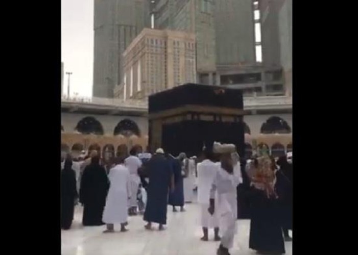 شاهد.. هطول أمطار على الحرم المكي اليوم السبت