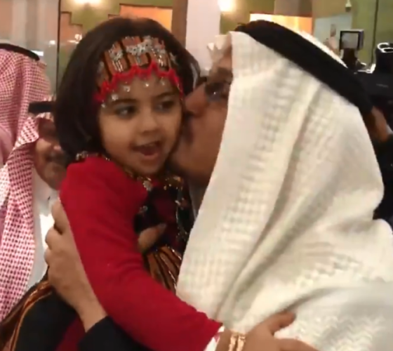 فيديو.. لفتة أبوية لوزير التعليم مع طفلة استوقفته خلال جولته في “الجنادرية”