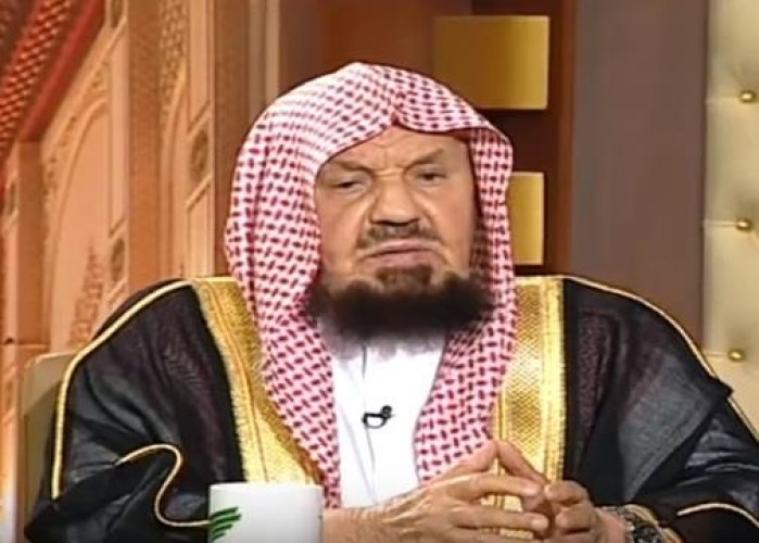 “المنيع” يوضح حكم إخراج الأب الزكاة لابنه المتزوج إن كان محتاجاً (فيديو)