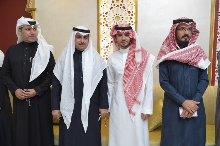 بمناسبة تكريم خادم الحرمين والمرتبة الـ 14 .. رفقاء الدرب يحتفون بـ”القرني”