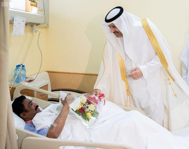 بالصور.. أمير الباحة يزور مرضى مستشفى الملك فهد ويهنئهم بالعيد