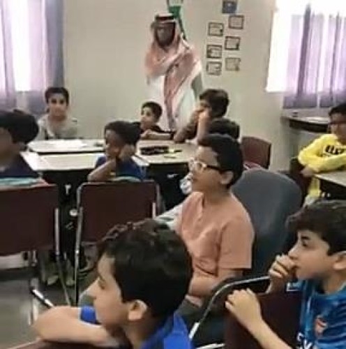 مشهد مؤثر لطالب يستمع في مدرسته لفيديو أرسله والده من الحد الجنوبي
