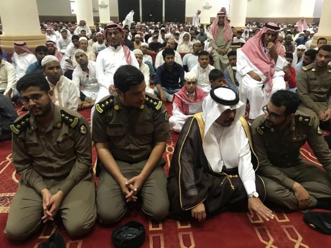 محافظ بيش يؤدي صلاة العيد ويستقبل المهنئين بالعيد