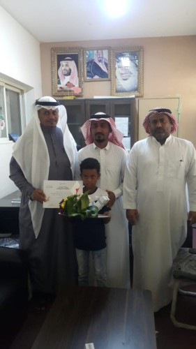 الطالب العييدي يصطحب والده للمدرسة لشكر معلمه