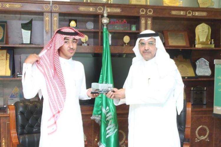 فيديو.. طالب يبادر بتنظيم حركة السير أثناء تعطل إشارة المرور.. و”تعليم تبوك” يكرمه